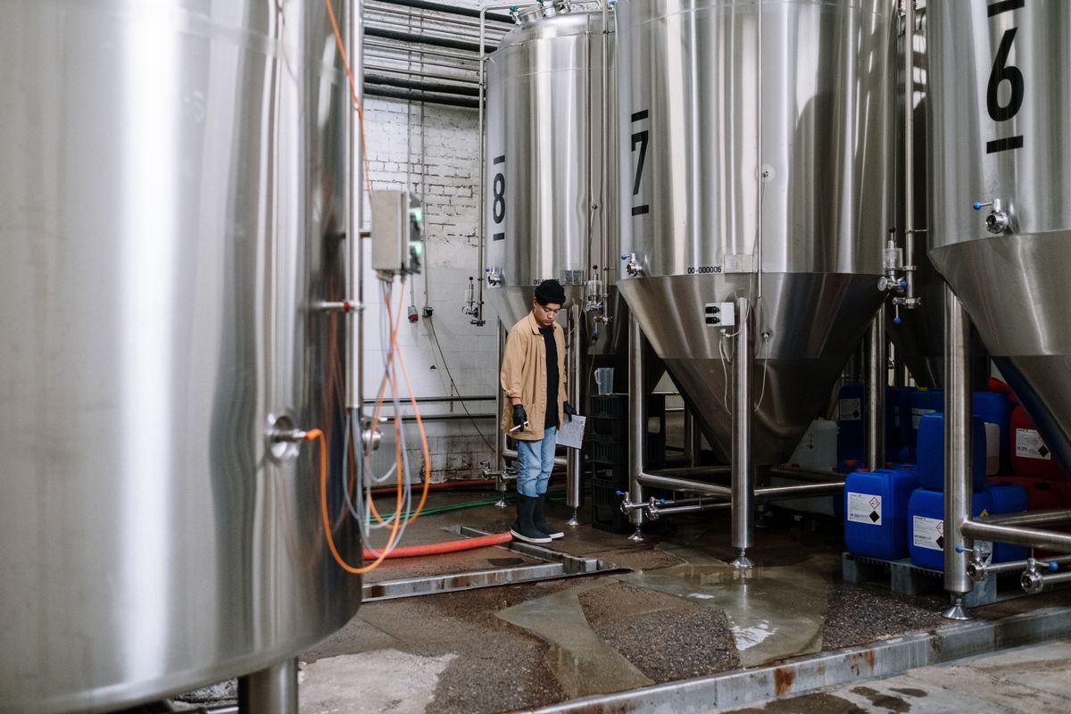 Pivar provjerava tank za fermentaciju